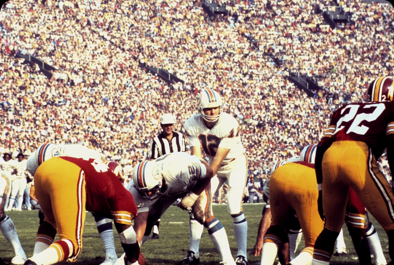 BOB GRIESE - Super Bowl VII y VIII Llegó en 1967 a los Miami Dolphins cuando tenían un año de haber sido creados. Ganó el Super Bowl en su sexta campaña como profesional.