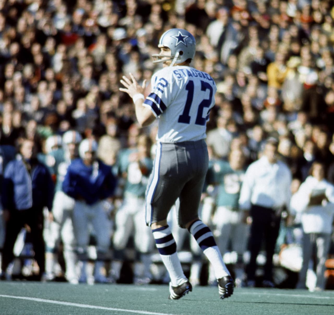 ROGER STAUBACH - Super Bowl VI y XII Llegó a los Dallas Cowboys en 1969 con 27 años de edad, demasiado para un novato. Los 4 años de servicio en Vietnam provocaron su llegada tarde a la NFL. En 1969 y 1970 prácticamente no vio acción. En 1971 luchó por la titularidad con Craig Morton y la ganó. No tenía experiencia como titular pero su edad le ayudó, campeón a los 29 años de edad.