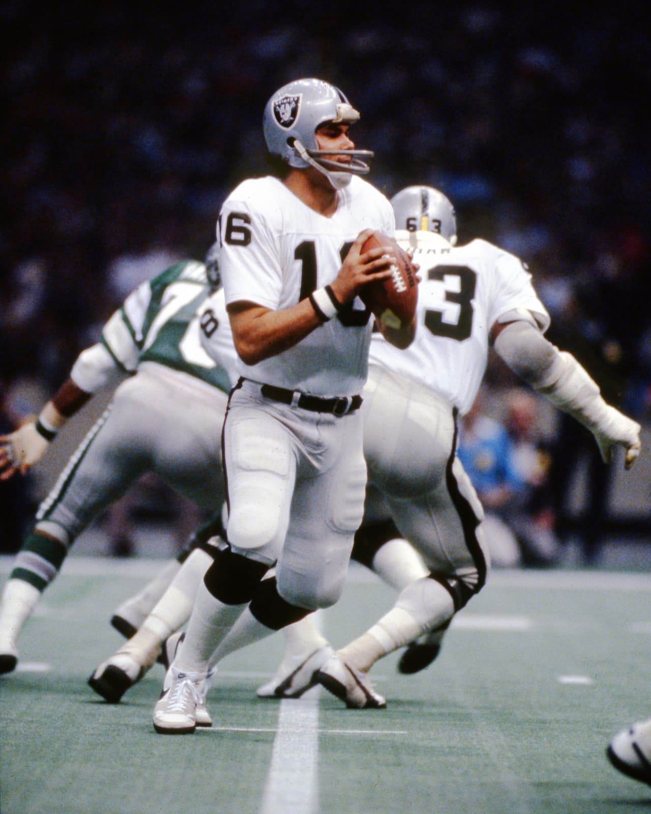 JIM PLUNKETT - Super Bowl XV y XVIII Tuvo una trayectoria muy complicada antes de llegar a la cima. Primera selección global en 1971 para los New England Patriots donde fracasó; vivió años de miseria con los San Francisco 49ers; rescatado por Oakland en 1978, campeón con los Raiders en su temporada 10 como profesional.