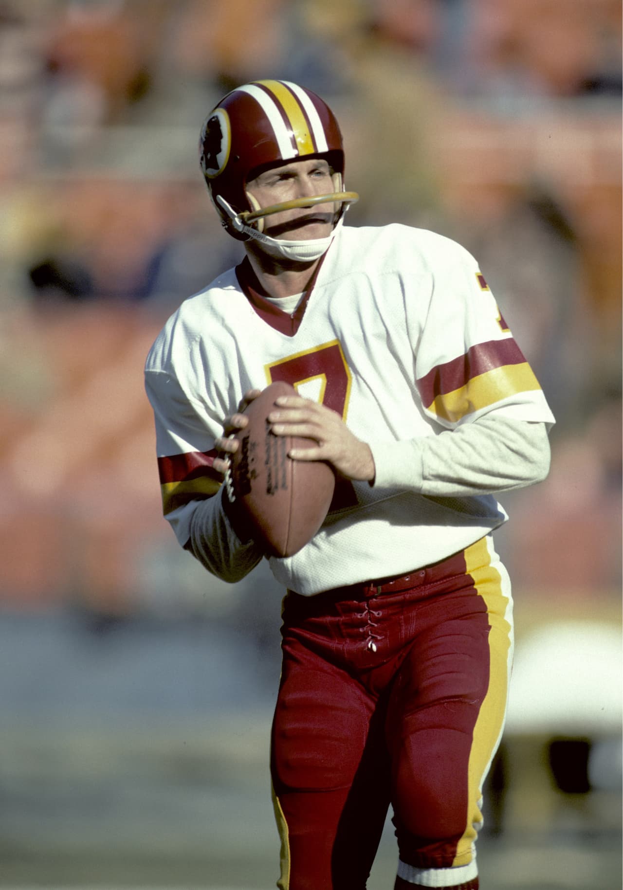 JOE THEISMAN - Super Bowl XVII Llegó a los Washington Redskins en 1974. Vio pasar a varios entrenadores y diversos sistemas, hasta que Joe Gibbs acertó en el estilo de Theisman quien tardó 9 años en ser campeón.
