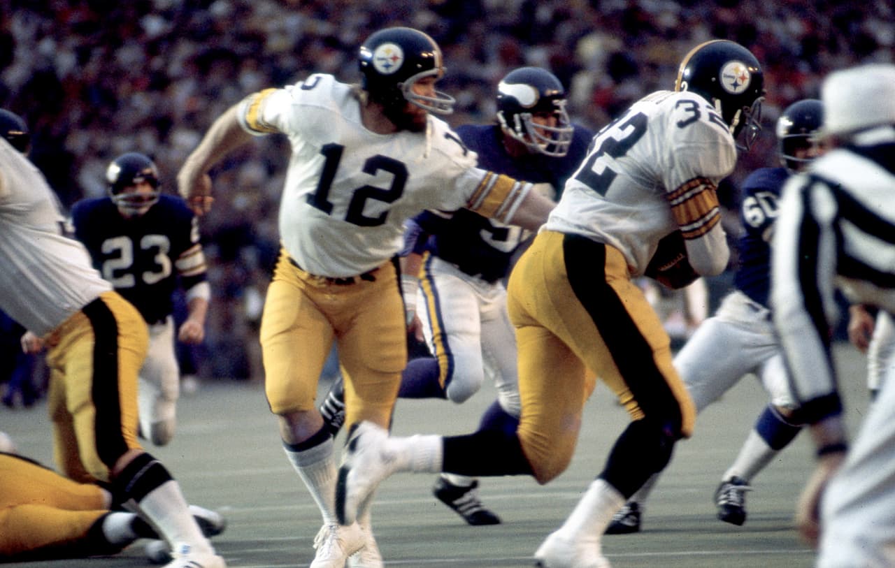 TERRY BRADSHAW - Super Bowl IX, X, XIII, XIV En 1970 fue seleccionado por los Pittsburgh Steelers y empezó su desarrollo. No fue fácil, lo criticaron mucho, perdió la titularidad en varias ocasiones, incluyendo la temporada del primer campeonato. Fueron 5 campañas de duro aprendizaje antes de formar una dinastía.