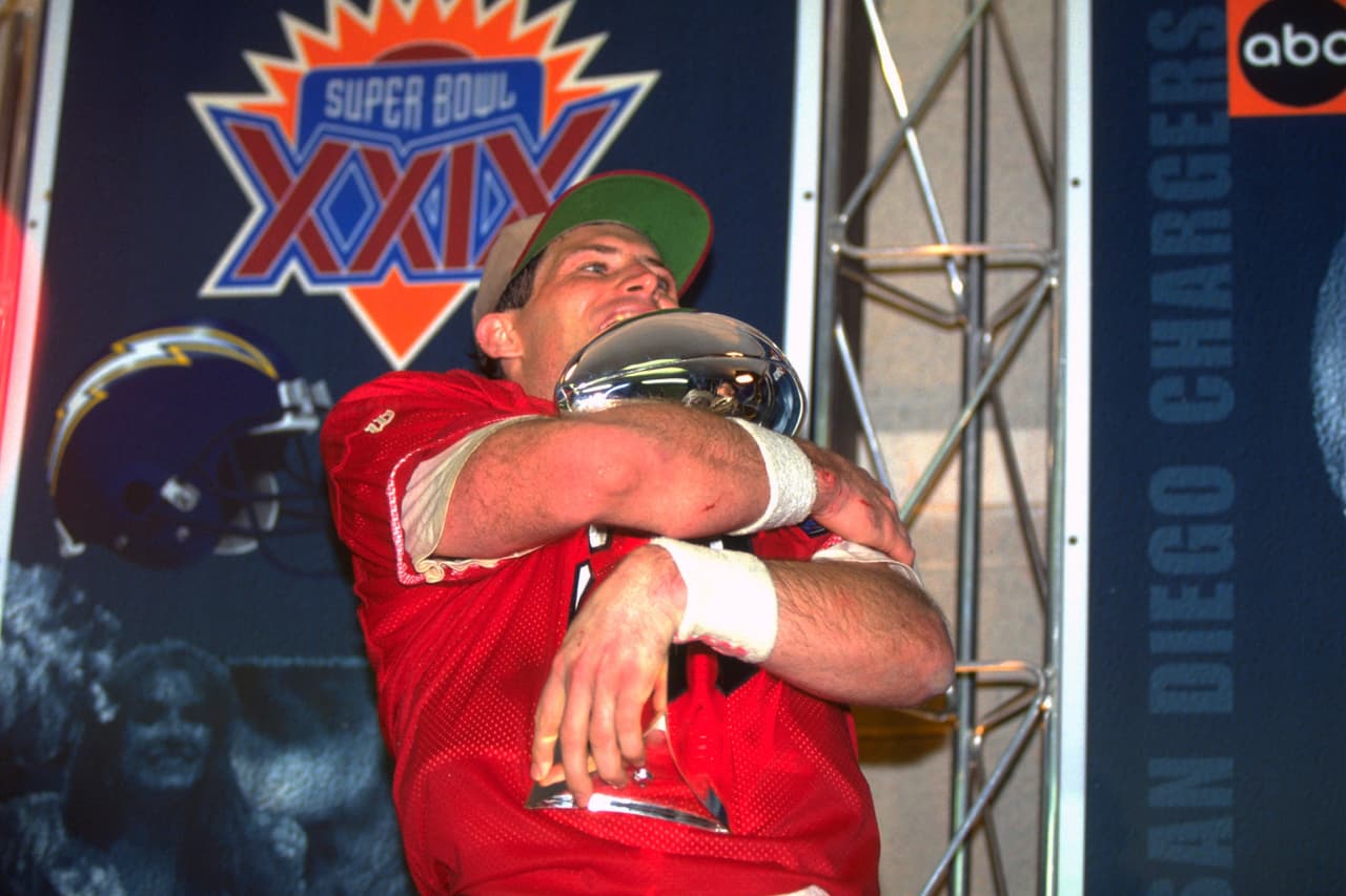 STEVE YOUNG - Super Bowl XXIX Su carrera profesional no inició en la NFL. En 1984 fue firmado por el equipo de Los Angeles en la desaparecida USFL. Tuvo un olvidable paso por Tampa Bay hasta que en 1987 llegó a los 49ers. La sombra de Joe Montana lo opacó hasta 1994 cuando alcanzó su objetivo, pero se tardó 11 años.