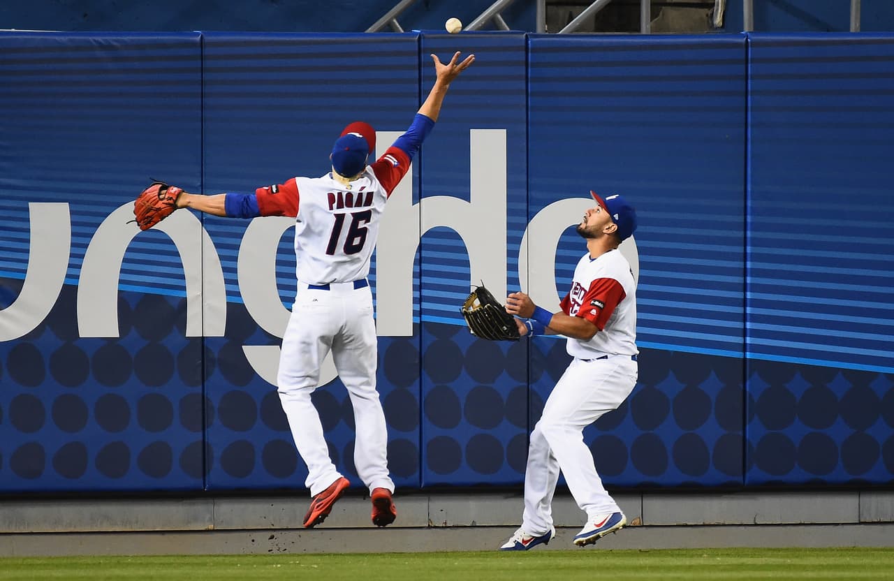 ¡Gran jugada de Angel Pagan! Recibe a mano limpia y tira a home para sacar al corredor.
