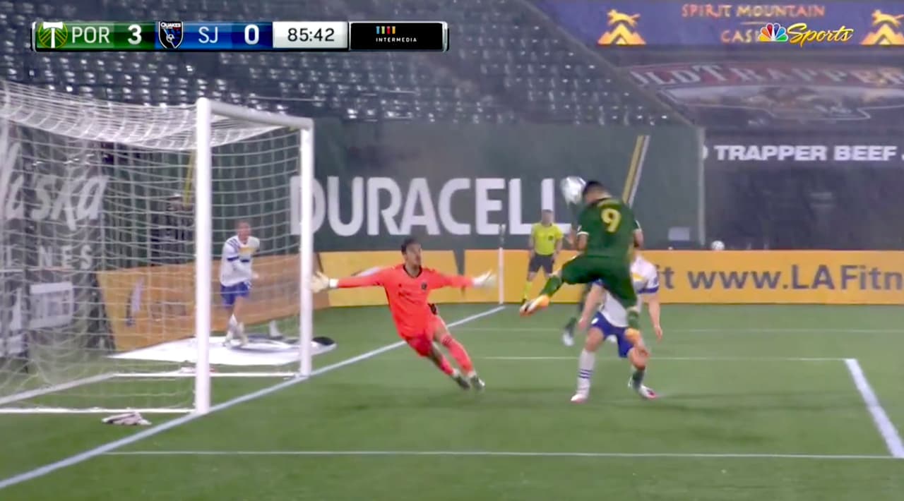 ¡Goleada! La defensa se derrumba y Felipe Mora anota el 3-0