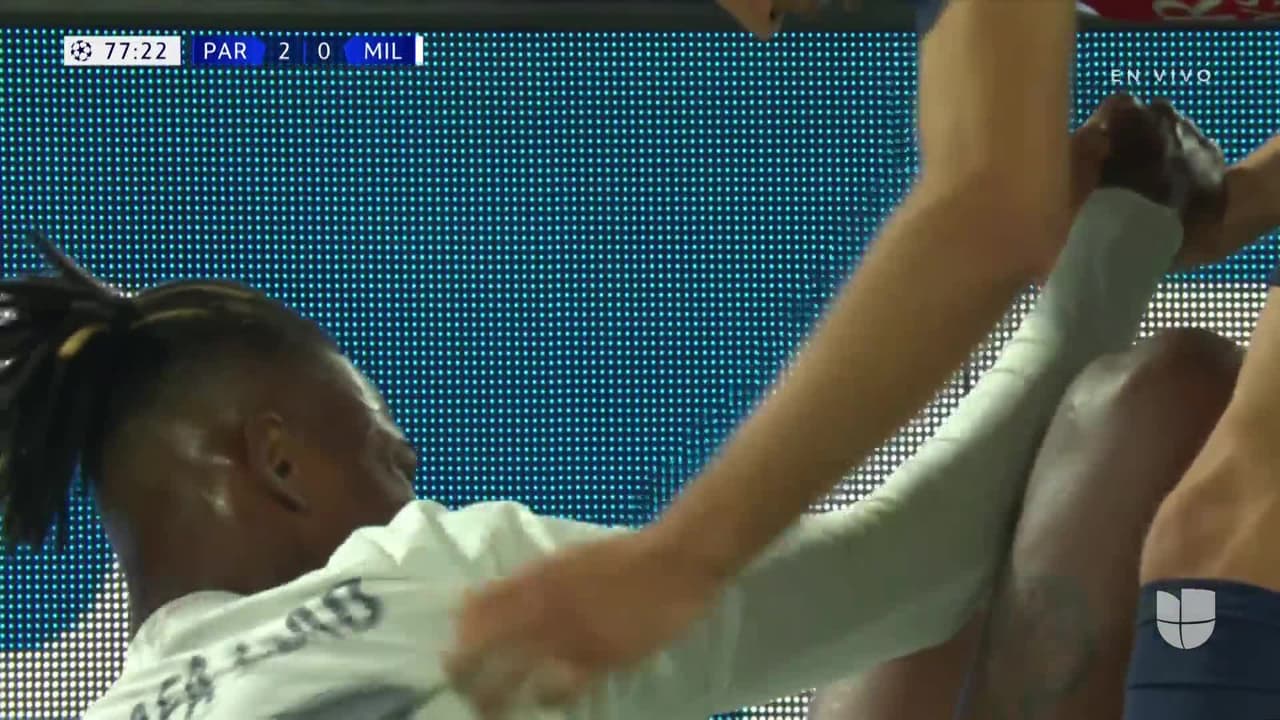 ¡TIRO ATAJADO! disparo por Rafael Leão.