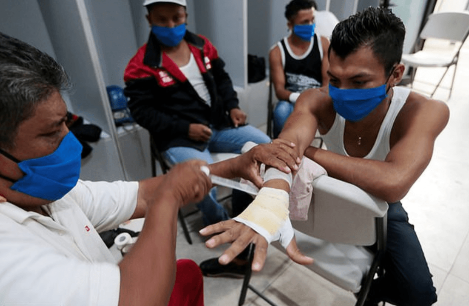 A pesar de no cancelar eventos deportivos, todos los presentes en la pelea usan cubrebocas.