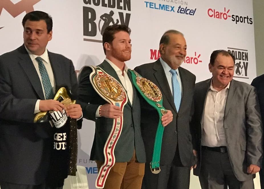 Sául posando con sus cinturones, flanqueado por Sulaimán y Slim.