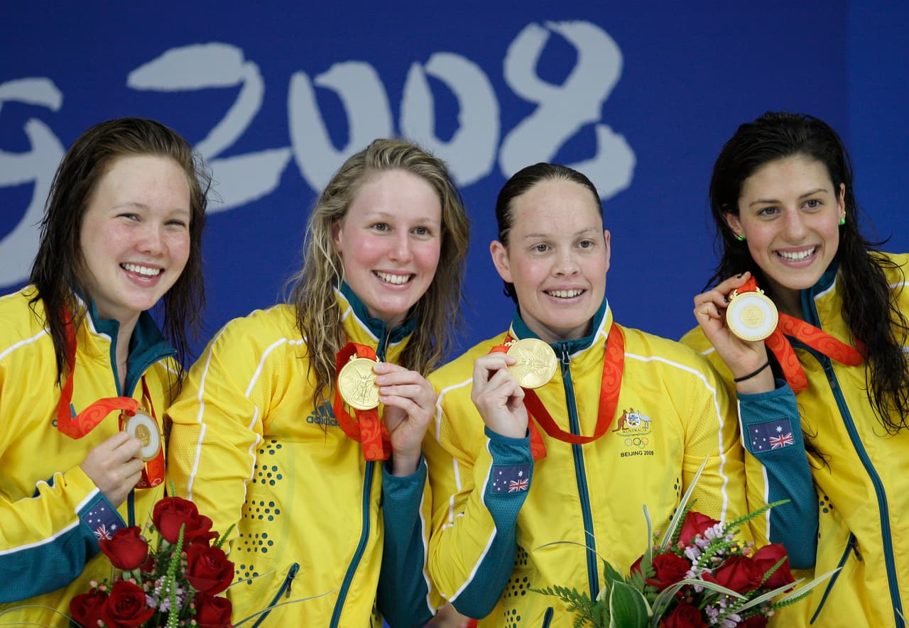 En la prueba de 4x100 de natación libre, Australia se quedó con el oro con la participación
<b>Kylie Palmer </b>–a la izquierda–
<b>y Bronte Barrat </b>–segunda– que lo hicieron con
<b>18 años y 19 años.</b>