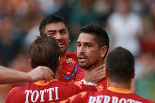 El goleador Marco Borriello, ex Milan, puso el primer gol en favor de los romanos.