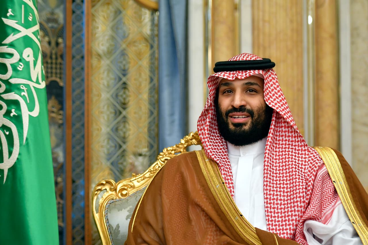 El príncipe Mohammed bin Salman ha comprado al Newcastle y ha prometido una inversión de mil millones de euros para llevarlos a la cima del futbol inglés y Europa. Pero esa no es la única locura del heredero al trono de Arabia Saudí. Te lo contamos todo.