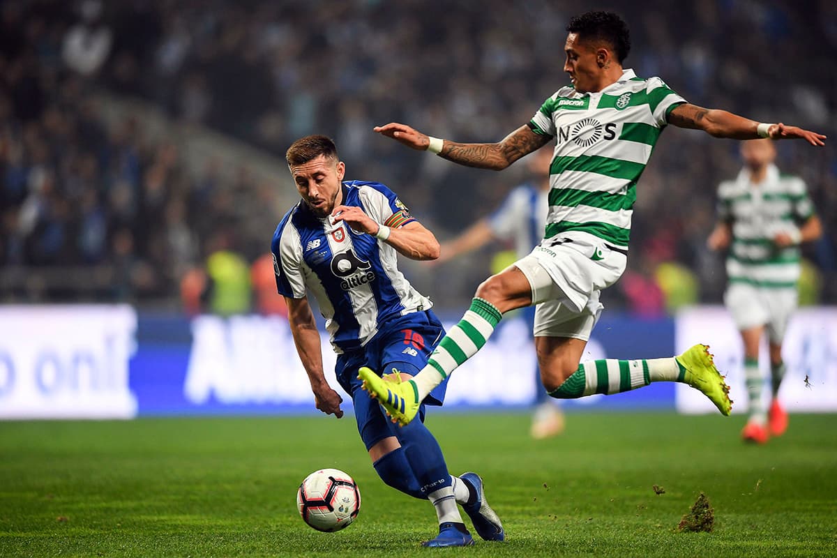 El mexicano Héctor Herrera (centro) fue el capitán del Porto en la Final de la Copa de la Liga de Portugal ante el Sporting de Lisboa.