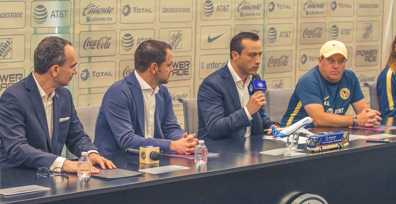 Con la presencia del todo el cuadro del primer equipo del América, se presentó el nuevo transporte del equipo.