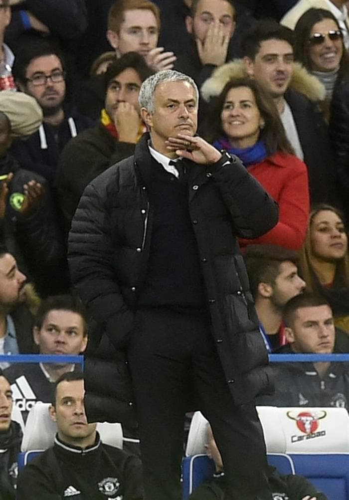 Mourinho intentó hacer cambios, pero su semblante hacía cada vez más evidente que no encontraba cómo cambiar el rumbo del partido a favor de Manchester United.