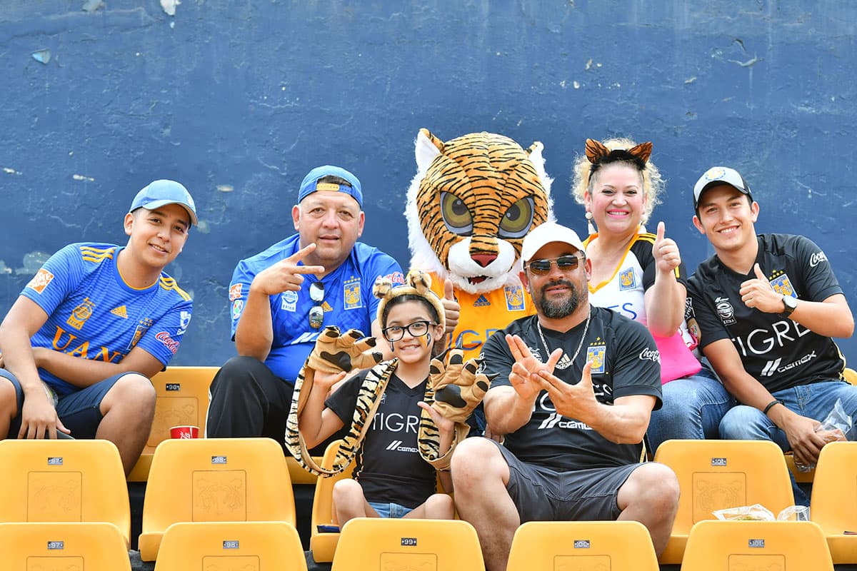 Fanáticos de Tigres en el Estadio Universitario de Monterrey, a minutos de iniciar el juego contra Toluca.