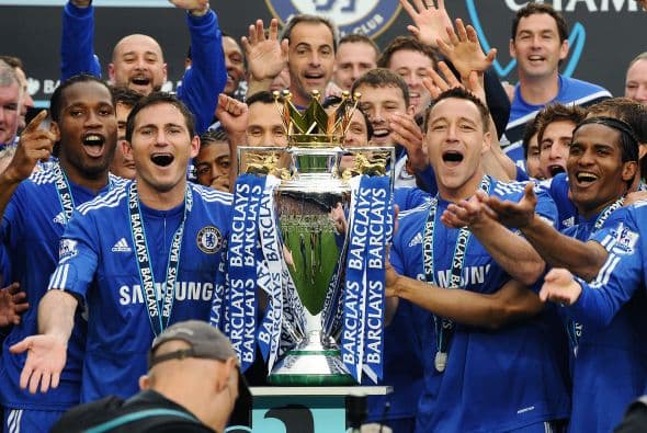 Con Abramóvich llegaron grandes jugadores al club lo que le sirvió para ganar títulos a nivel nacional en la Premier League, la Copa FA, la Copa de la Liga, además de la Champions League tras varios años de búsqueda ante el Bayern Munich en el 2012.