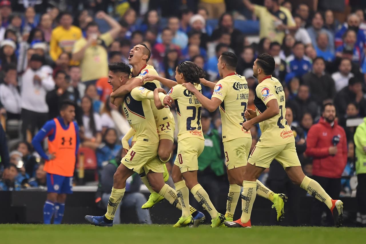 Edson Álvarez, Paul Aguilar, Diego Lainez, Jorge Sánchez y Henry Martin en el festejo del título.
