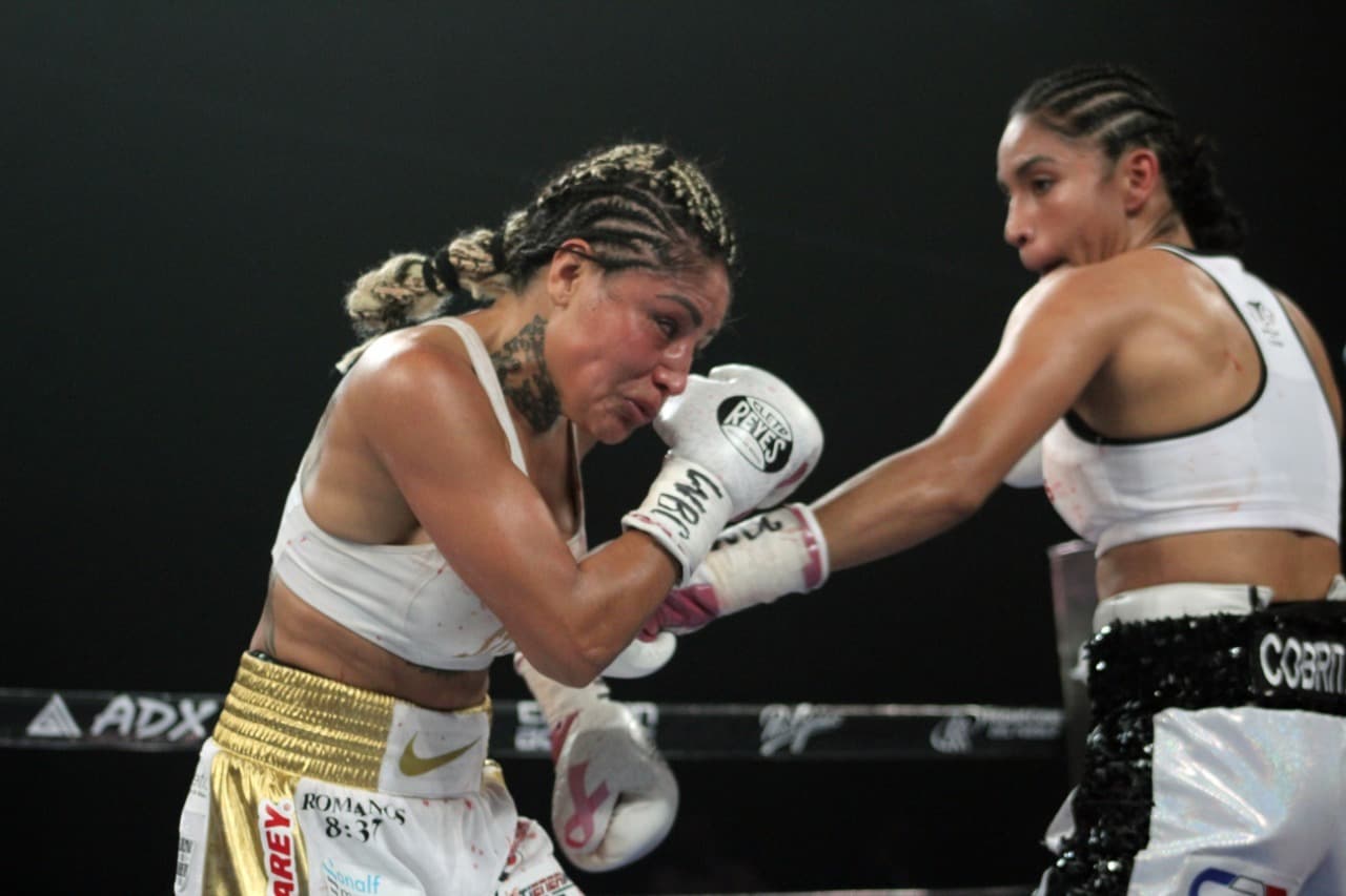 Mariana ‘Barby’ Juárez fue castigada desde el primer asalto con veloces y certeros golpes. Al final de la pelea, la esquina de Juárez pidió que se revisaran los guantes de Luna; tras no encontrar irregularidades, 'Cobrita' se coronó como campeona Gallo del Consejo Mundial de Boxeo.