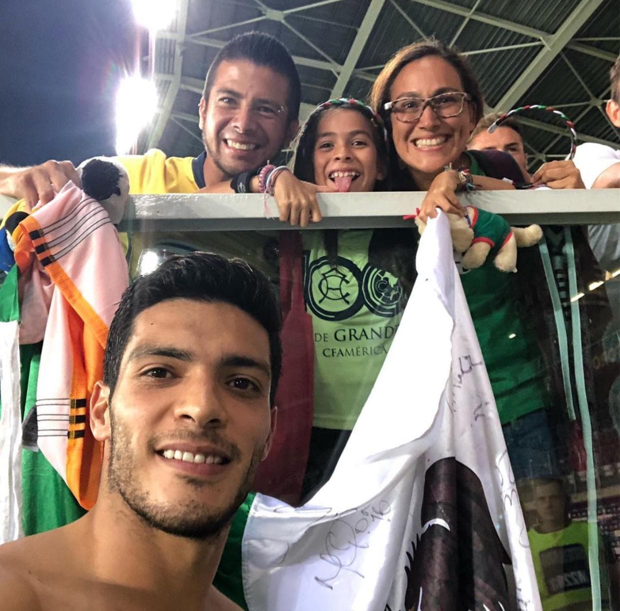 Además, Raúl se tomó una 'selfie' con los seguidores de las Águilas y todos cumplieron con su objetivo, Jiménez con victoria y gol, mienras los aficionados se quedaron con el grato recuerdo de verlo anotar en Europa League y, lo más valioso, su playera.