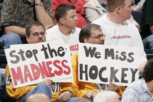 En 1994 la NHL hizo un ‘lockout’ que duró 104 días en los cuales los jugadores no podían ingresar a las instalaciones de los equipos para entrenar o jugar. Además de ello los dueños y la liga negociaron un tope salarial para evitar que los equipos con recursos económicos se aprovecharan para tener mayor talento.