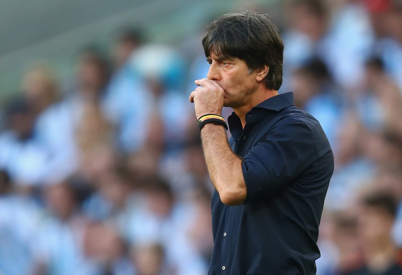 Sumado a eso, Low después fue visto en la Eurocopa llevando sus dedos a su trasero y luego oliéndolos, lo que ratifica sus peculiares hábitos, muchos de esos repetidos en el mundo del fútbol.