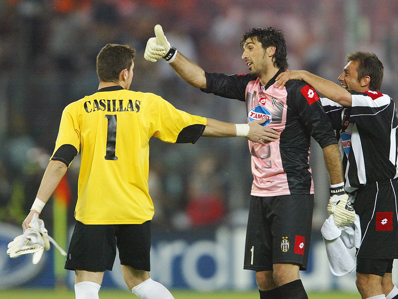 1. El primer duelo entre Iker Casillas y Gianluigi Buffon se dio el el 6 de mayo del 2003 en la semifinal de ida de la Champions League. Fue triunfo por 2-1 para el Real Madrid.
