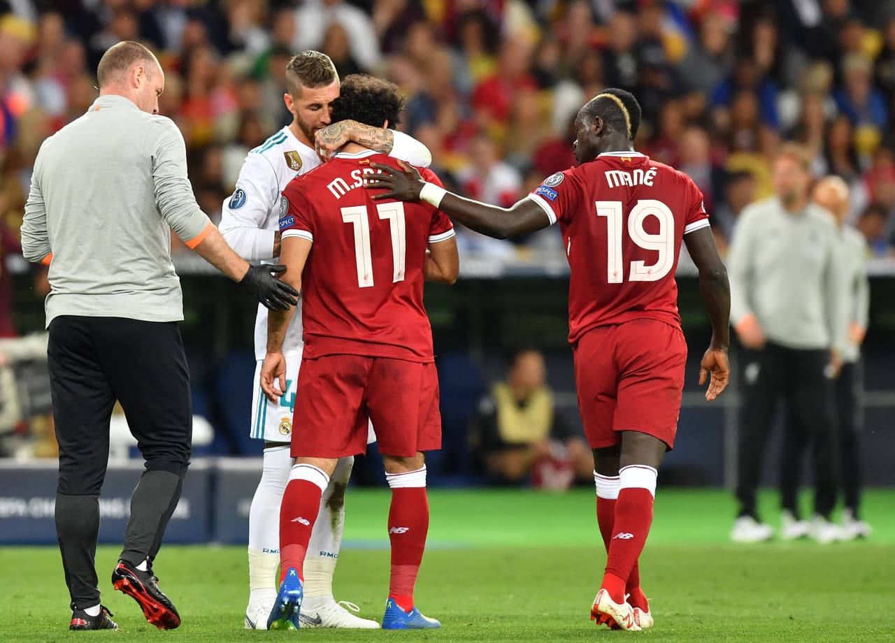 Ramos le dio ánimos antes de salir del campo, cuando Sadio Mané lo acompañaba hasta la línea de cambio. Un buen gesto.