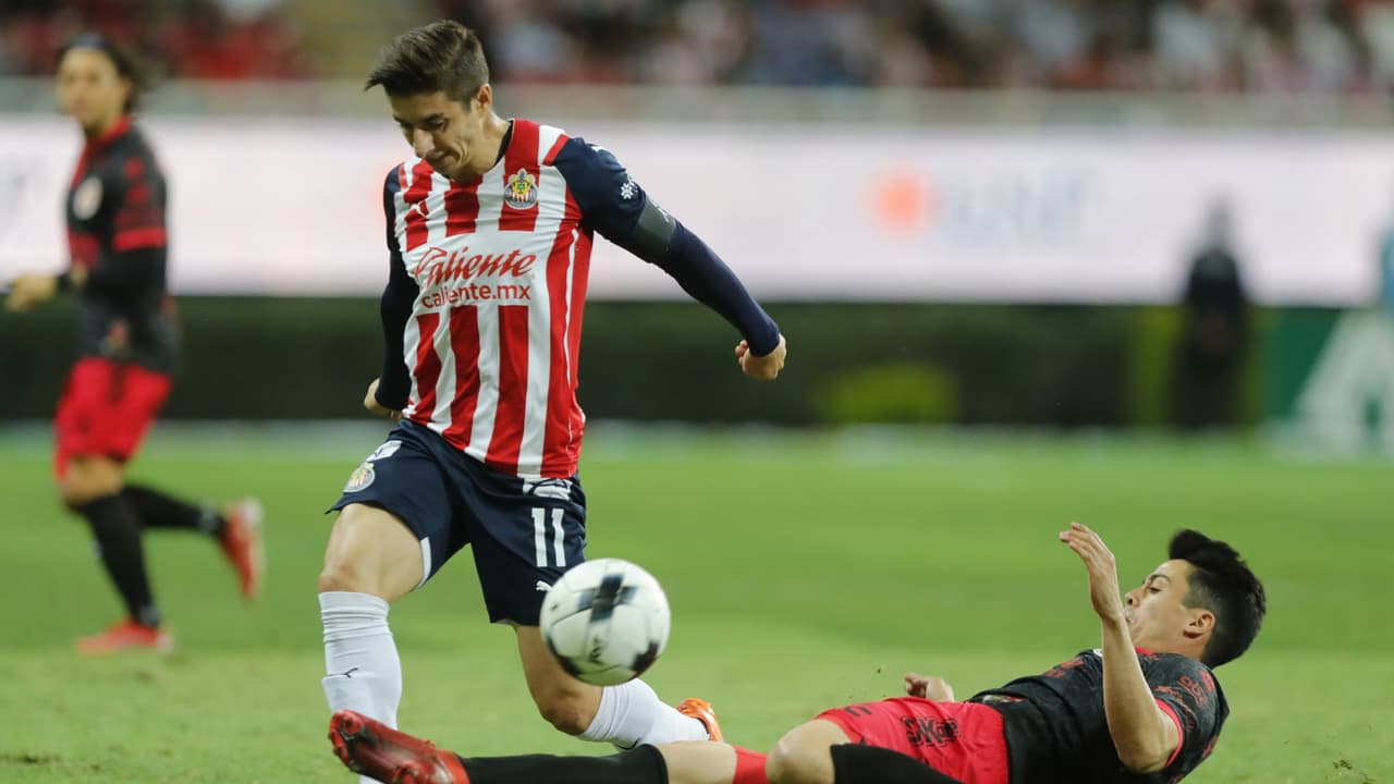 Isaac Brizuela se lesiona en el Chivas vs Xolos