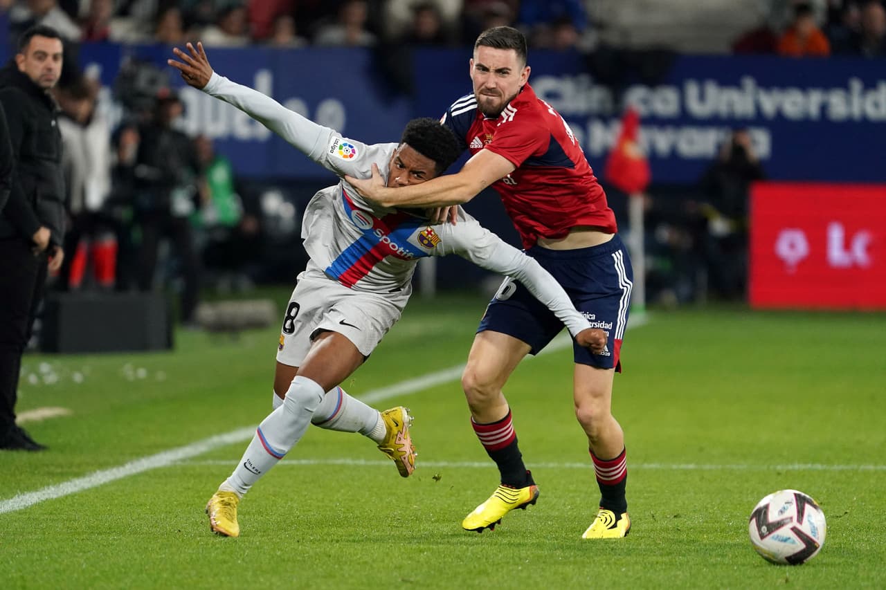 El Barcelona venció 1-2 al Osasuna en El Sadar durante la Jornada 14 de LaLiga de España en un partido que tuvo las expulsiónes de Lewandowski y de Piqué y los goles de Pedri y Rapinha; por los locales marcó David García