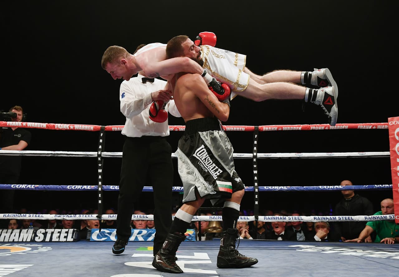 Esta puede ser la descalificación más inaudita en el boxeo, que ha visto cómo algunos como Mike Tyson han mordido orejas, pero jamás un movimiento como este en el profesionalismo.