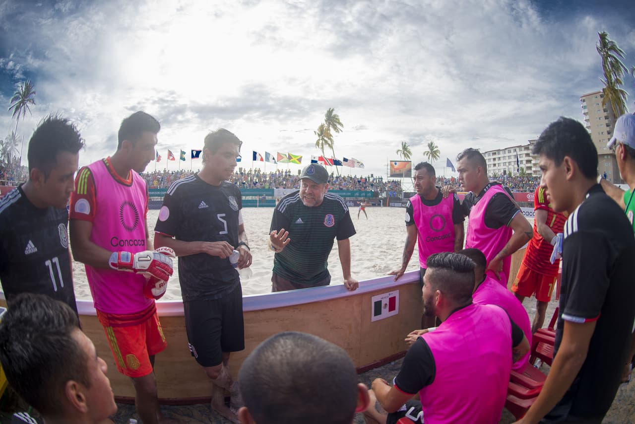 Estas son las mejores imágenes de la victoria de México por 8-5 sobre Costa Rica en el juego del Premundial de playa que se lleva a cabo en Puerto Vallarta, Jalisco, y que otorga dos cupos para la Copa Mundial en Paraguay 2019.