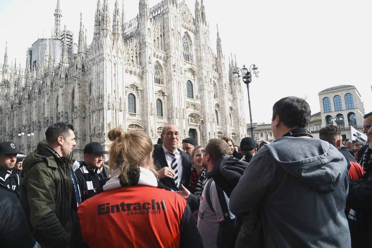La fiesta en Milán fue cortesía de un gran grupo de fanáticos del Eintracht Frankfurt que se reunieron en la Piazza del Duomo antes de ir al Stadio San Siro incluso con la presencia del presidente del equipo, Peter Fischer, quien se contagió de la alegría que desbordaban con sus banderas y fundas alegóricas a las Águilas.