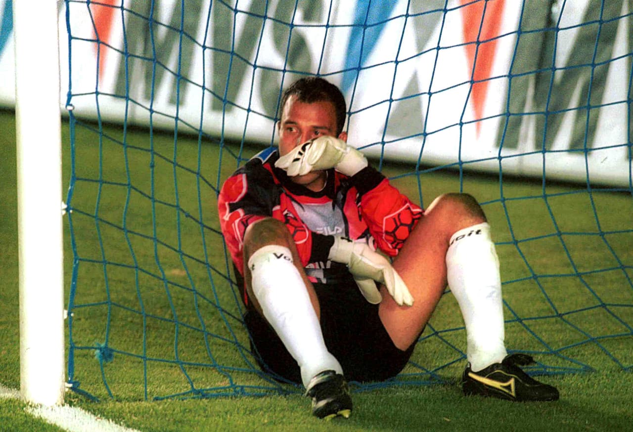 En el Invierno 99, una imagen que pasó a la posteridad por su dramatismo: el Conejo sentado, llorando luego de la derrota por 1-0 ante el Pachuca, durante la Final de 1999 del fútbol mexicano.