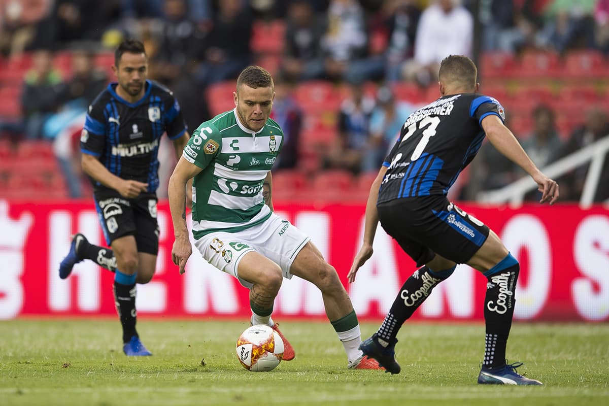 Otro de los goleadores, Julio Furch quien tiene 11 anotaciones (centro) lideró el ataque de Santos Laguna, aunque sufrió el acoso de sus rivales.