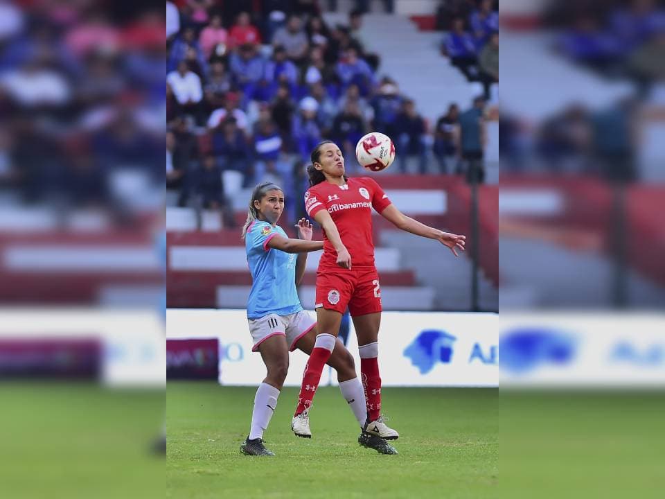 Con goles de Desiree Monsiváis, Rayadas venció, no sin sufrir al final 1-2 a las Diablitas del Toluca, en la Bombonera, Karla Saavedra descontó para las locales.
