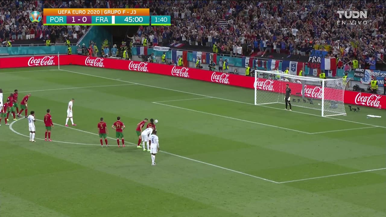¡GOL!  anota para Francia. Karim Benzema