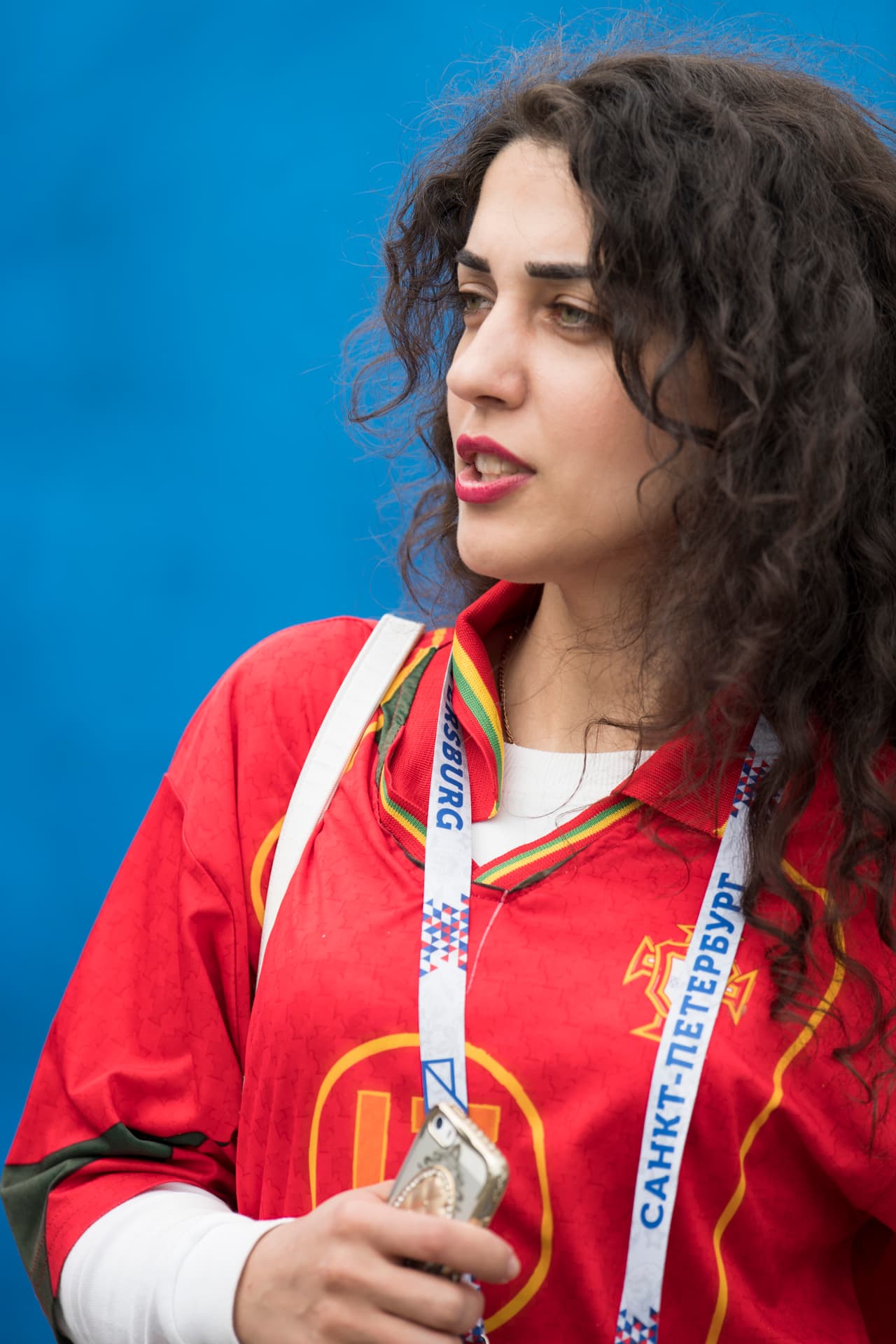 Las aficionadas portuguesas, y su belleza, se hicieron notar en un estadio que contó con muy poca asistencia para la capacidad que tiene el estadio.