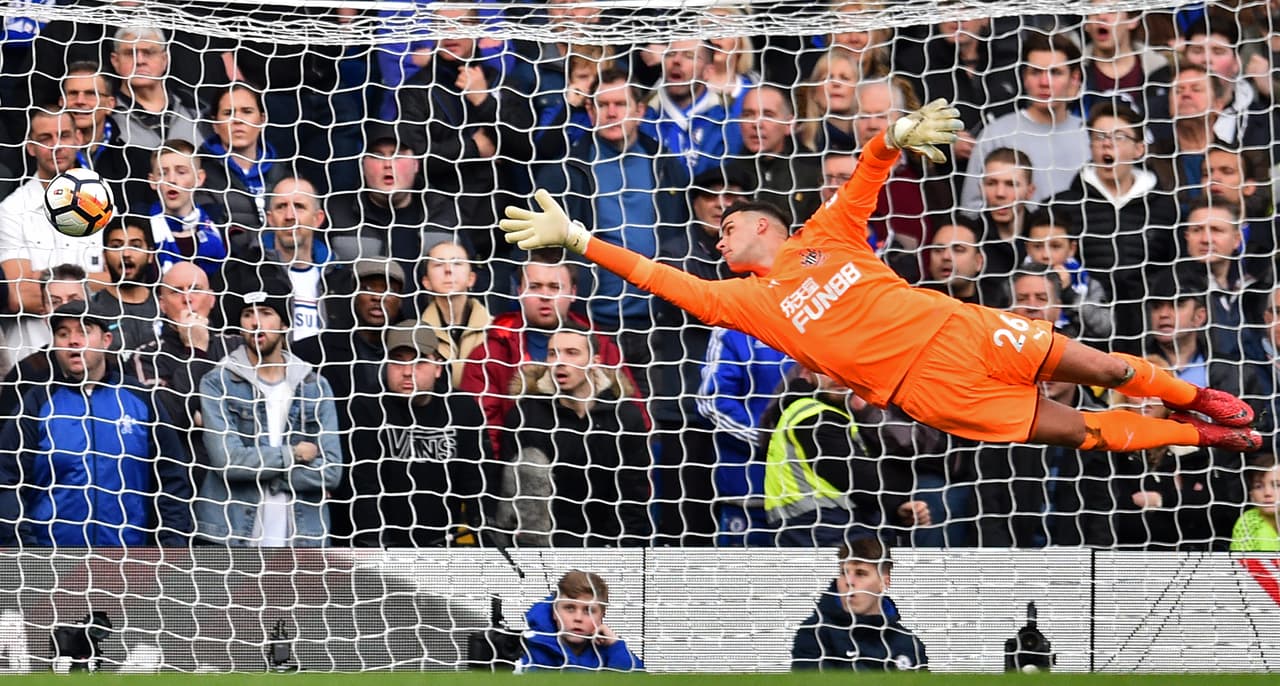 El arquero Carl Darlow fue figura al evitar que el marcador fuera más abultado en Stamford Bridge.