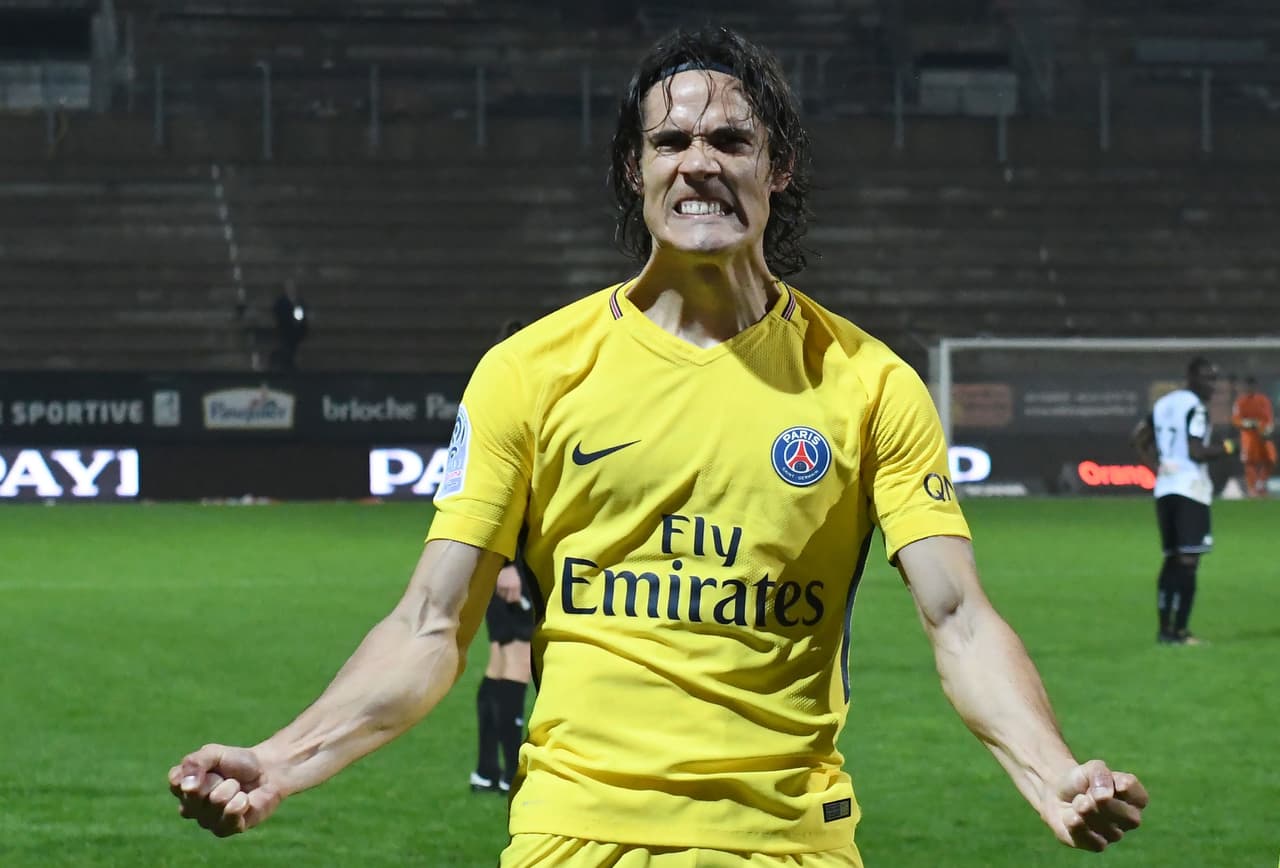 Paris Saint-Germain's Uruguayan forward Edinson Cavani (L) celebrates after scoring during the French L1 Football match between Angers (SCO) and Paris Saint-Germain (PSG), on November 4, 2017, in Raymond Kopa Stadium, in Angers, northwestern France. / AFP PHOTO / JEAN-FRANCOIS MONIER (Photo credit should read JEAN-FRANCOIS MONIER/AFP/Getty Images)