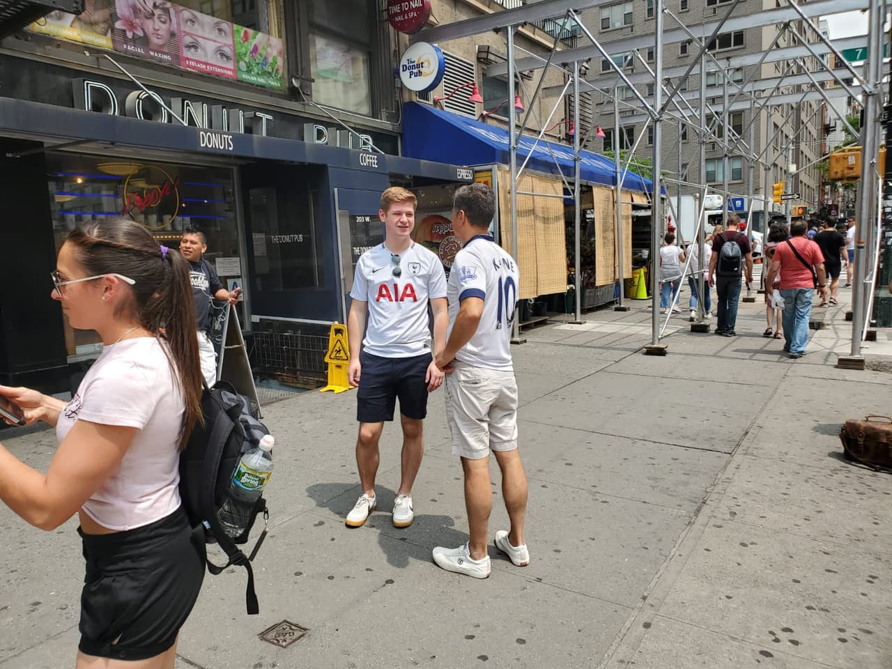 Los fanáticos del Tottenham Hotspur se reunen en Flannery's, el bar oficial de la Peña del club en New York, para disfrutar la Final de la UEFA Champions League.