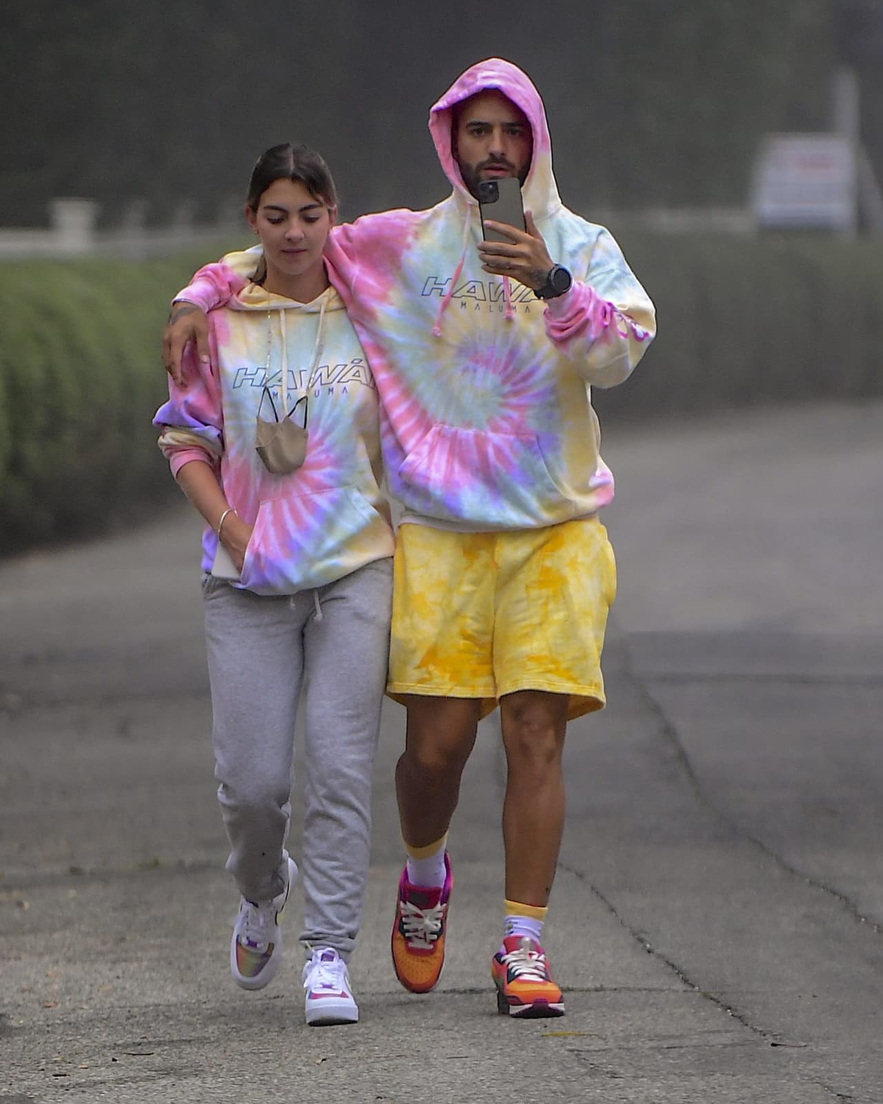 Aunque el cantante no ha hecho ‘oficial’ su relación, siempre van juntos a todos los eventos sociales.