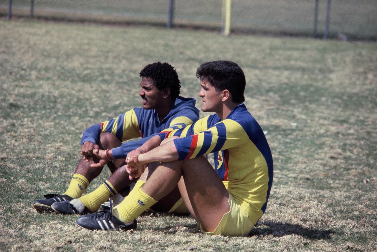 Cuántos pases de gol le dio 'el Negro' Santos a Carlos Hermosillo a finales de los 80 para ganar tantos juegos y aquel campeonato al Cruz Azul.