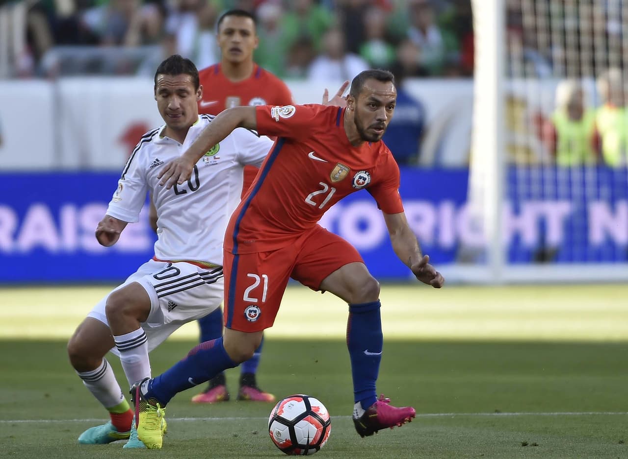 Díaz, es seleccionado de Chile, combinado con el cual fue bicampeón de la Copa América en 2015 y 2016.