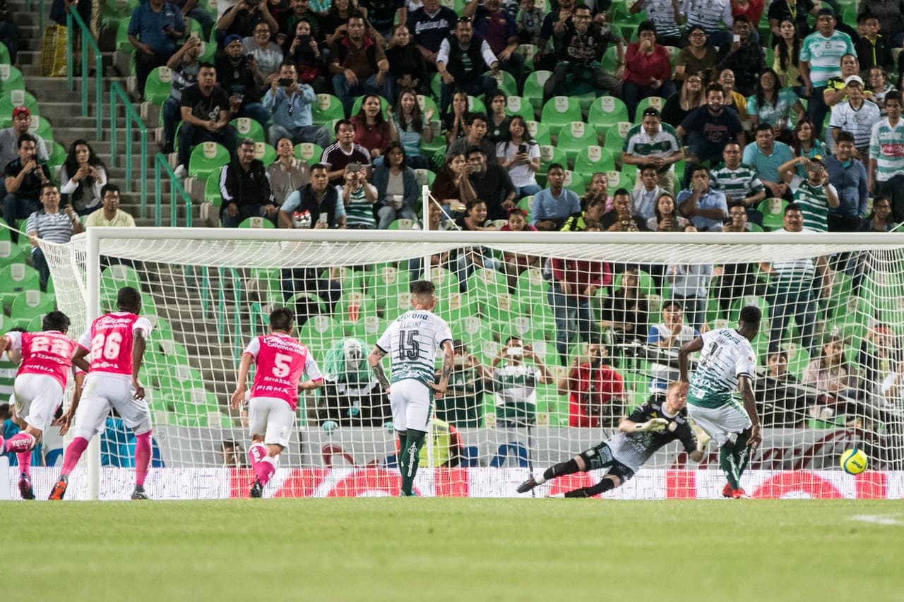 Osvaldo Martínez logró el empate con un tiro libre, y luego Santos solo tardó seis minutos en irse en ventaja. Djaniny Tavares anotó desde el punto penal lo que sería el 2-1.