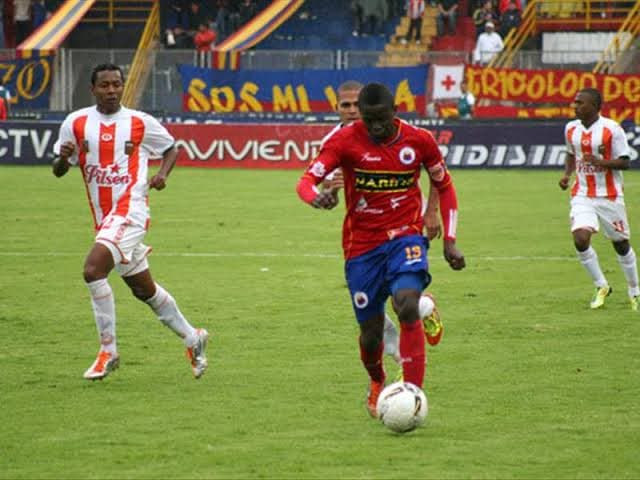 El delantero colombiano del Deportivo Pasto, en 2013, Víctor Zapata se lesionó ante el Junior de Barranquilla y pasó seis meses sin jugar a causa de una trombosis venosa profunda.