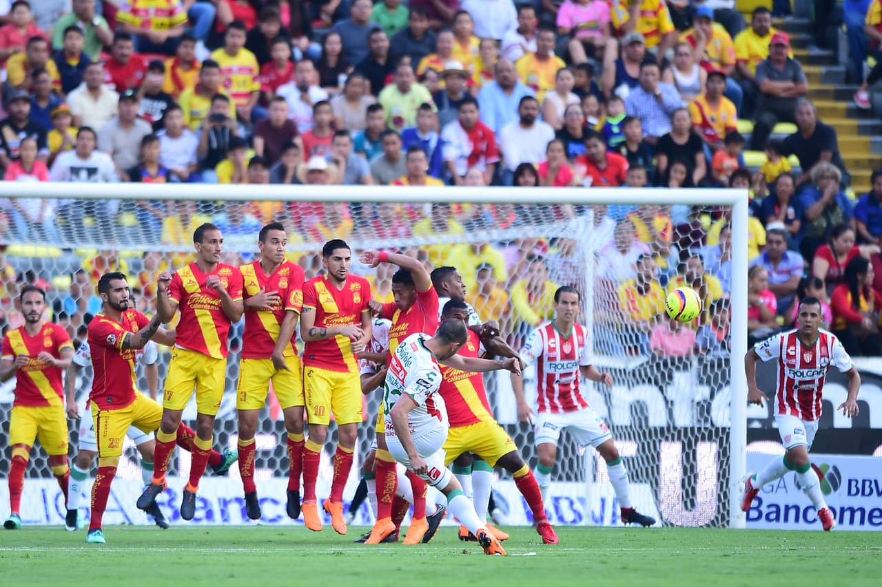 Antes de su anotación, González ya había avisado con este tiro libre que se estrelló en la horquilla del arco de su tocayo Sosa.