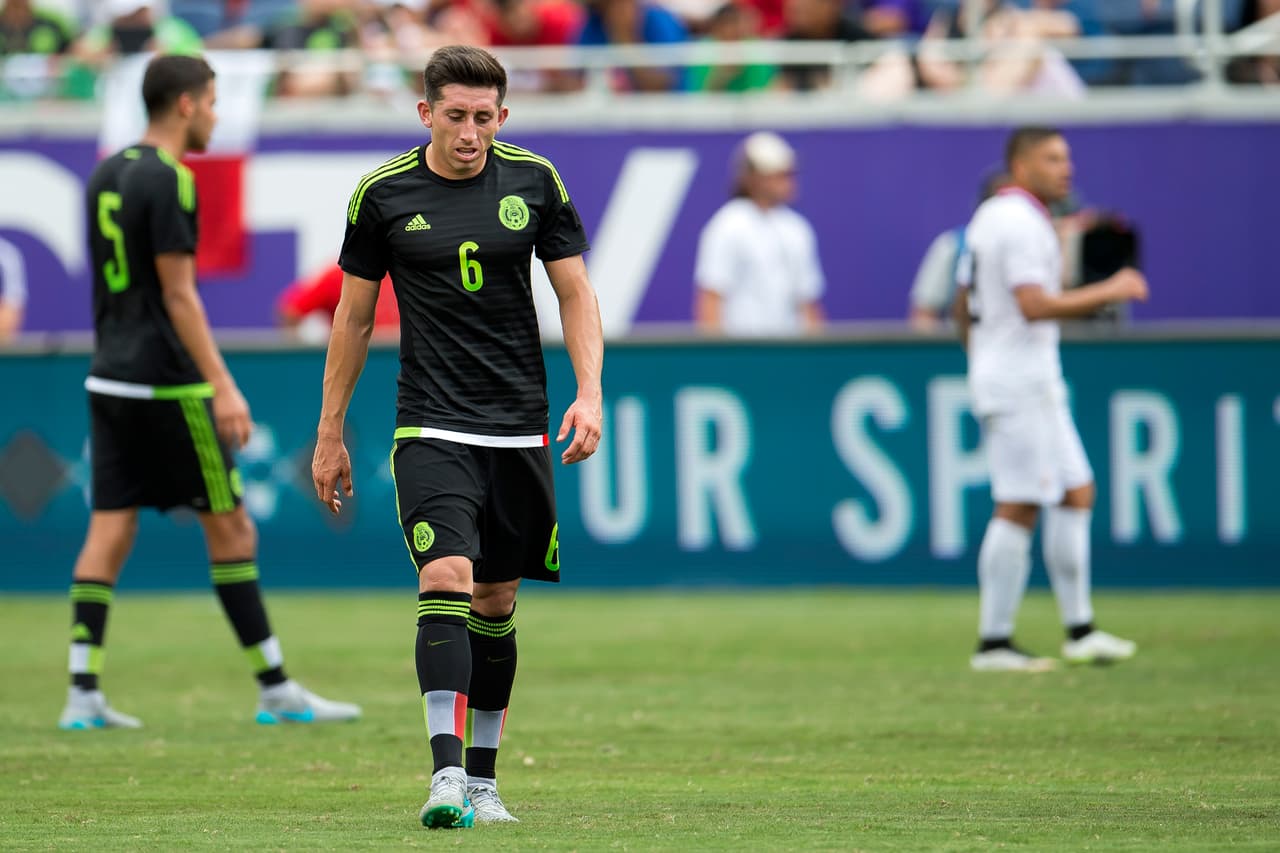 7 Héctor Herrera lució muy solo en los 45 minutos iniciales, pero una vez que recibió el apoyó del "Gallito" Vázquez y Carlos Esquivel lució y dio el pase para el primer gol del Tri.