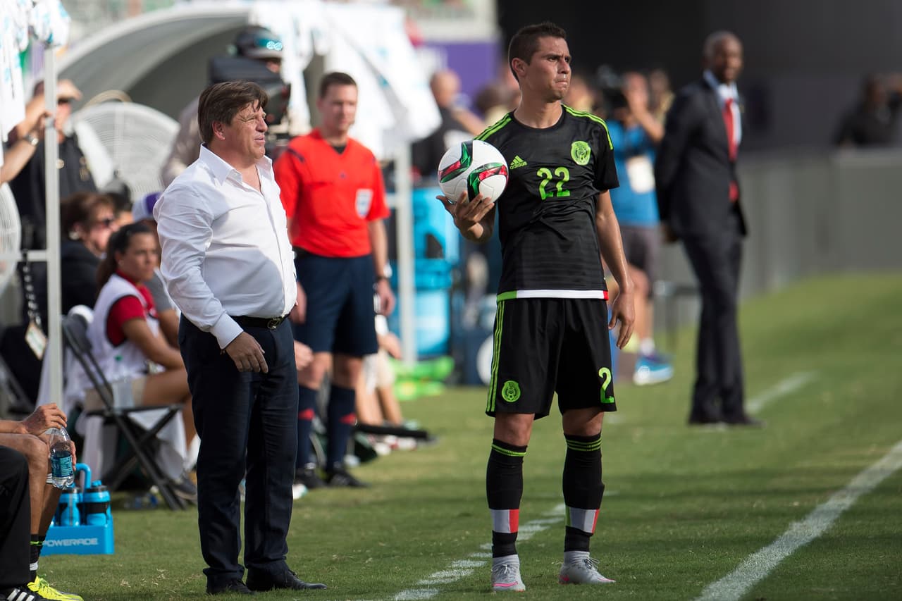 7 A Paul Aguilar le costó trabajo el ritmo del partido. Con tres delanteros, uno necesariamente por su banda, de pronto se limitó en sus escapadas hacia el frente y se desubicó en el primer tiempo. Mejoró en la segunda parte.