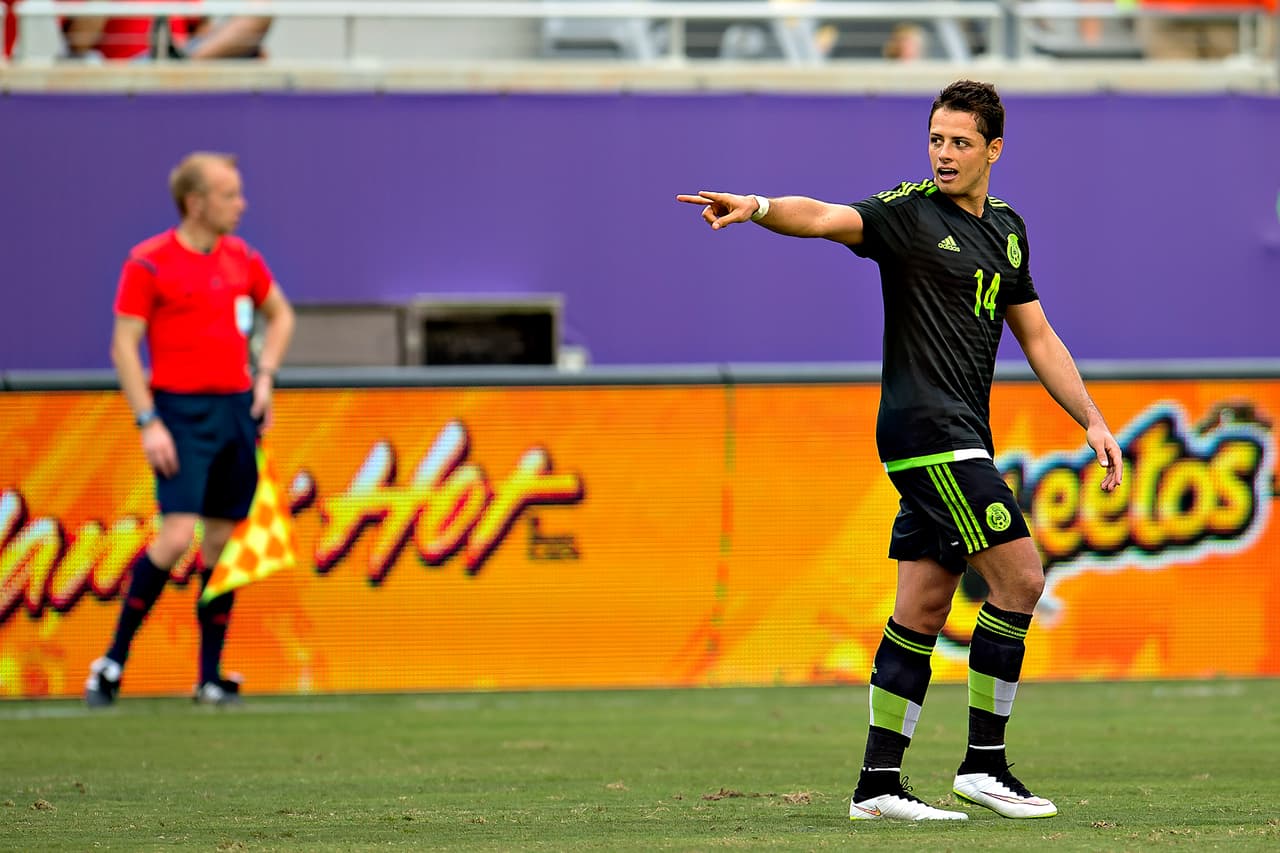 8 Javier "Chicharito" Hernández es todo lucha en el equipo mexicano. En el primer tiempo salió de la zona donde es peligroso para buscar balones, En la segunda el reacomodó del equipo le sentó bien. Hizo el seguno gol del Tri.