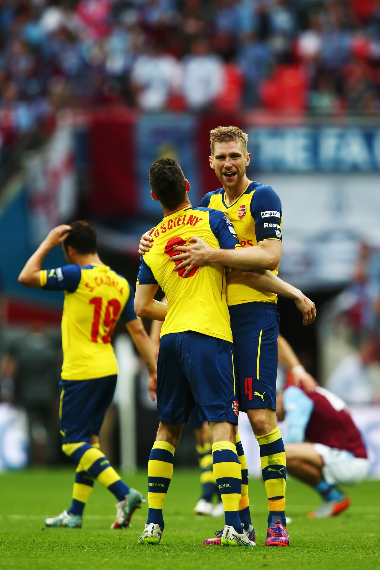 Los Gunners destrozaron al Aston Villa para alzar la Copa de Inglaterra.