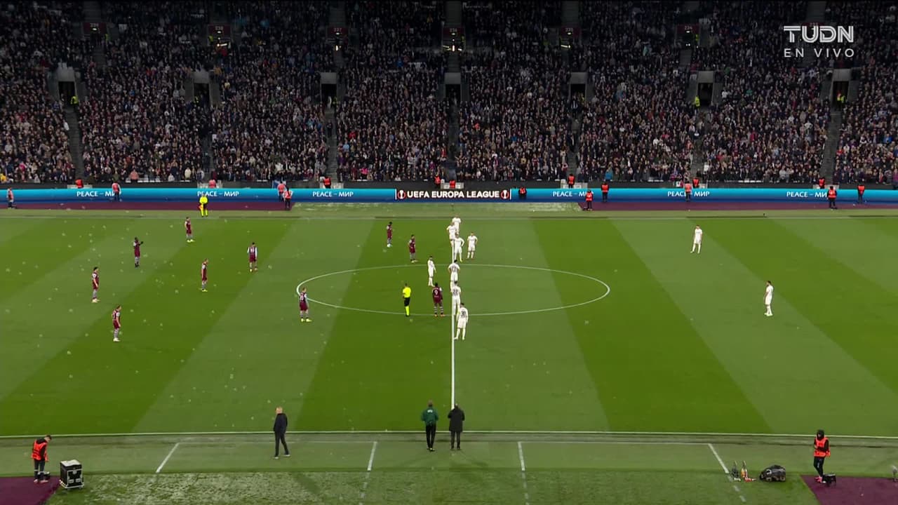 Arranca el partido y la pelota está en juego.